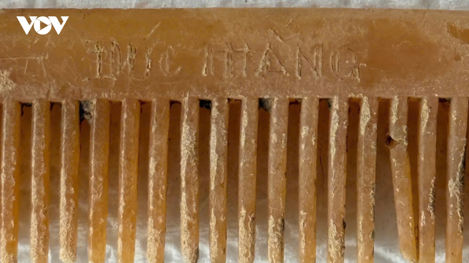 Phát hiện chiếc lược khắc chữ “ĐỨC THẮNG” trong phần mộ liệt sĩ ở Gia Lai