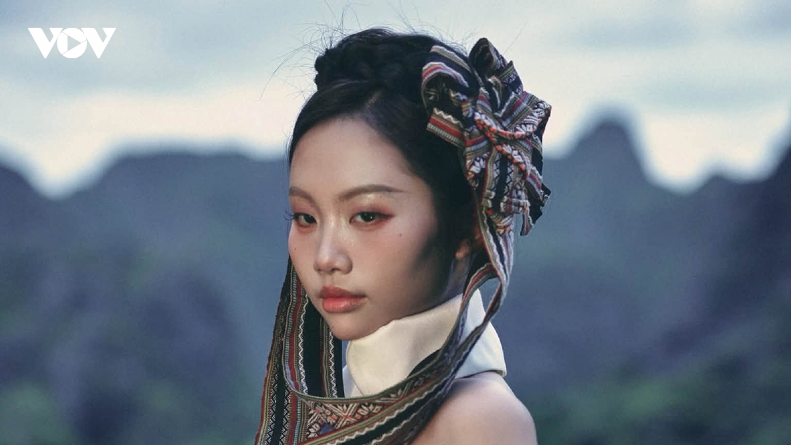 Lý do chiếc khăn piêu cách điệu của Phương Mỹ Chi gây tranh cãi
