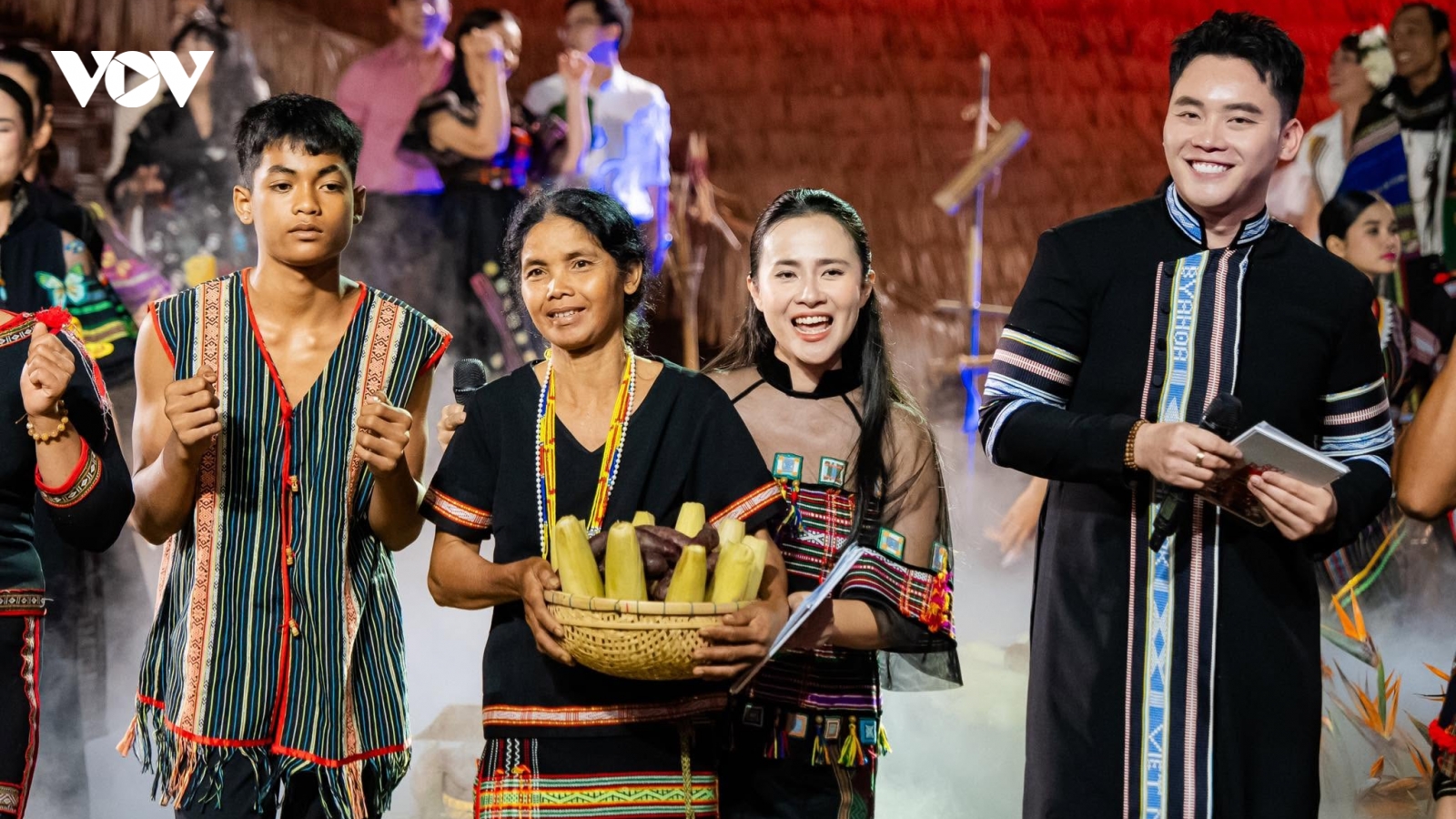 Thổ cẩm M’Nông: Bảo tồn thế nào để người dệt có thể sống được bằng nghề?