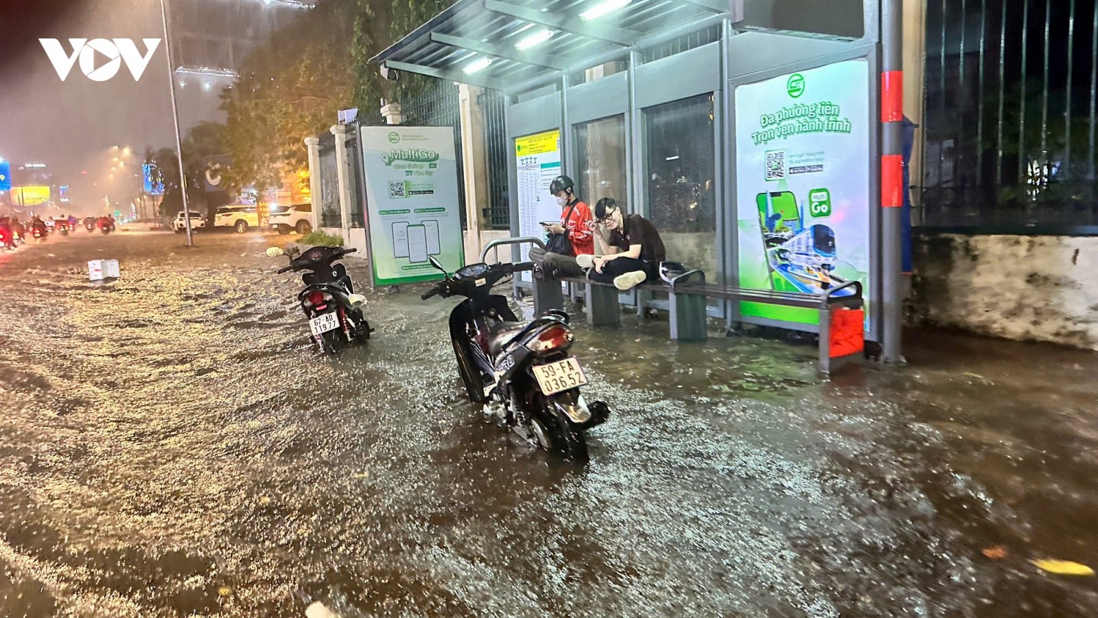 Mưa lớn giờ tan tầm khiến nhiều tuyến đường tại TP.HCM bị ngập, giao thông ùn ứ