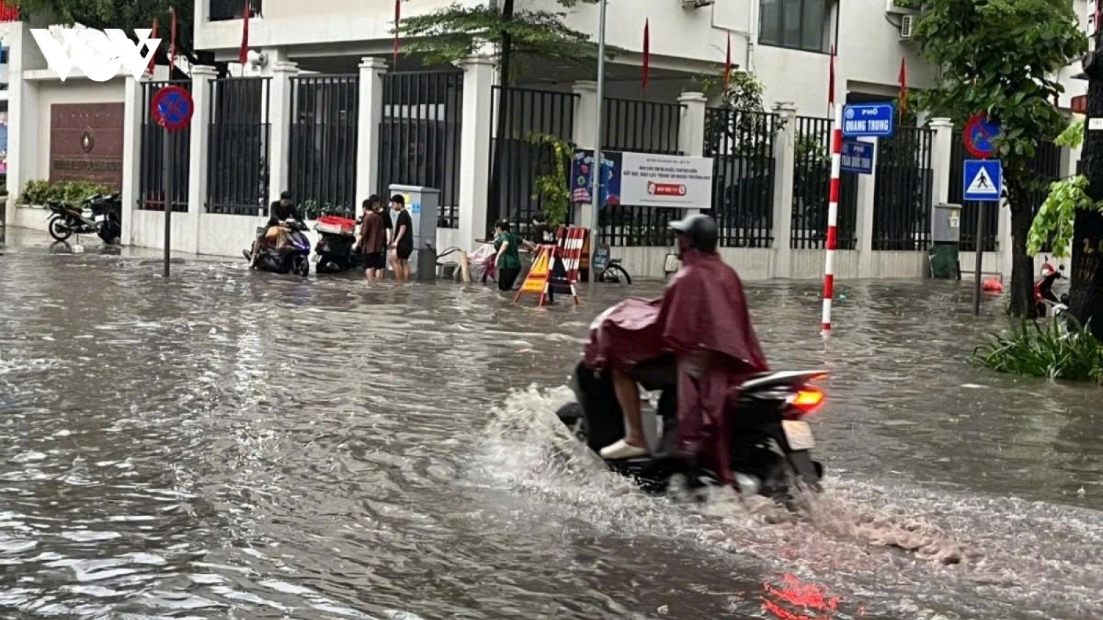 Thời tiết hôm nay 17/9: Bắc Bộ, Thanh Hóa đến Huế mưa lớn, Hà Nội mưa rất to