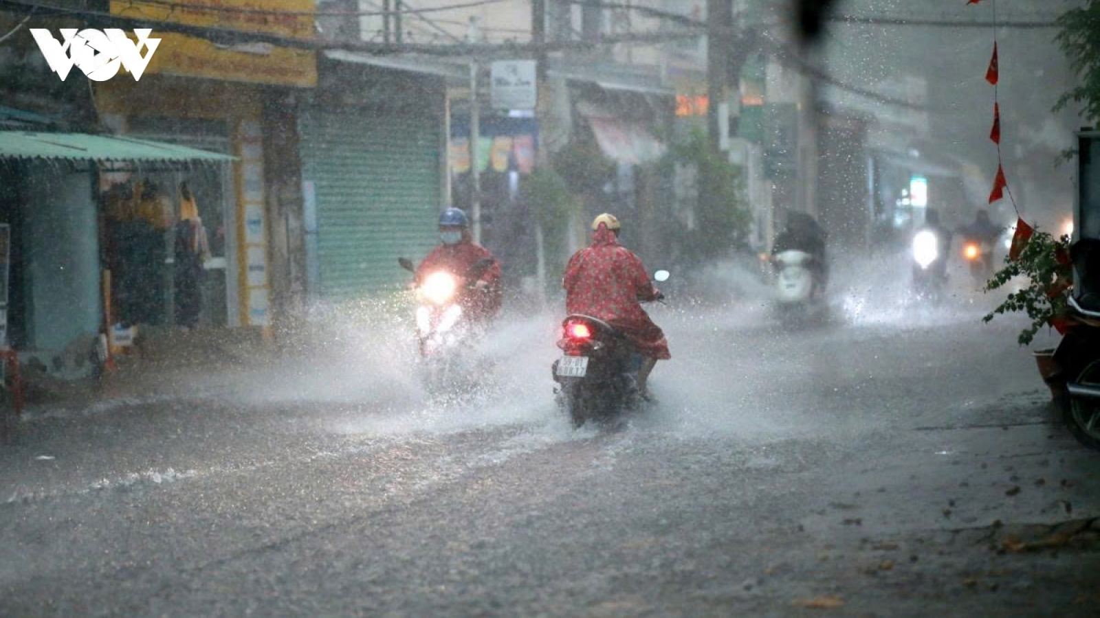 Hà Nội và nhiều khu vực mưa lớn, đề phòng mưa đá