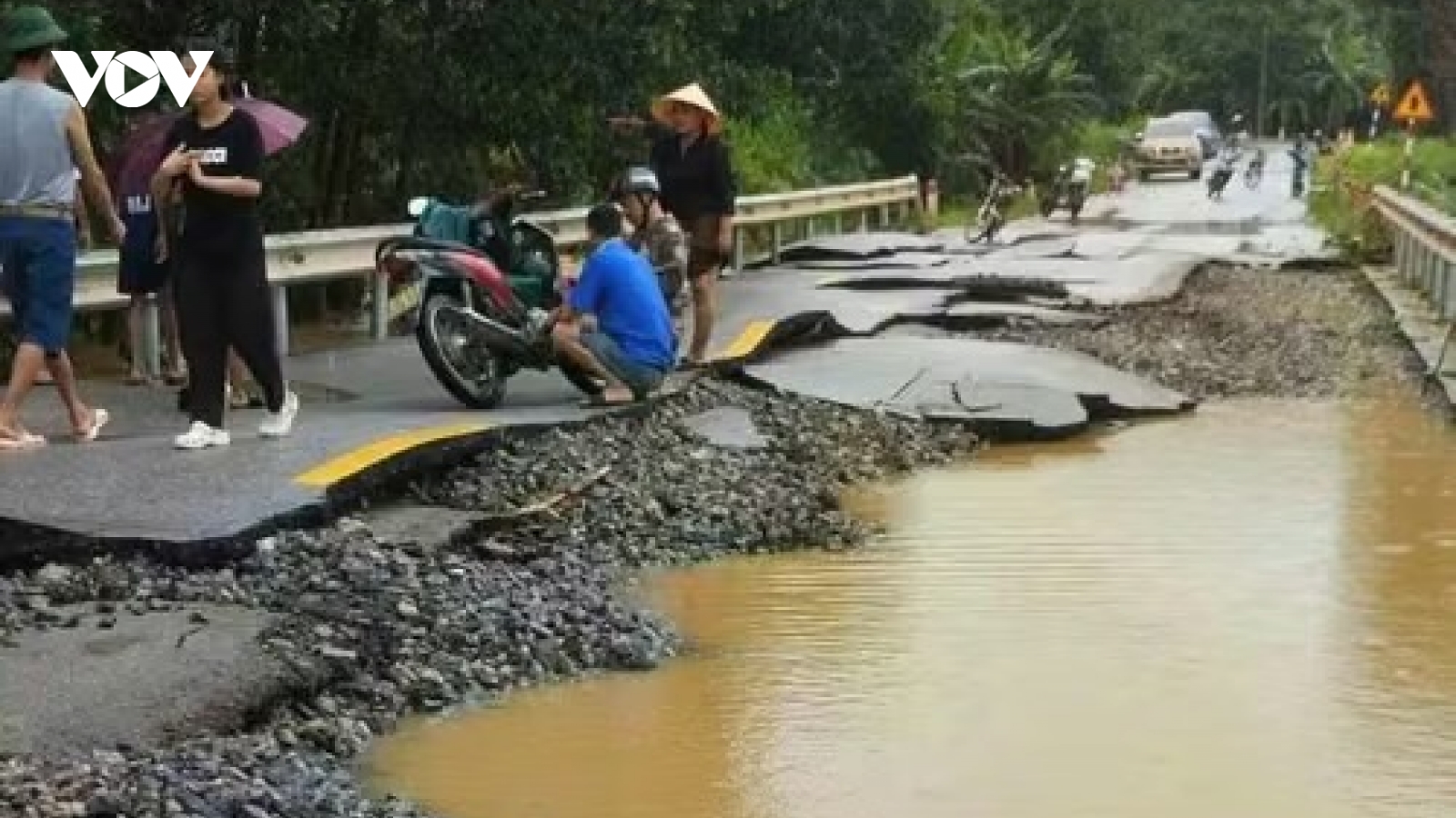 Mưa lũ gây ngập hơn 16.000 nhà dân, nhiều tuyến giao thông bị chia cắt
