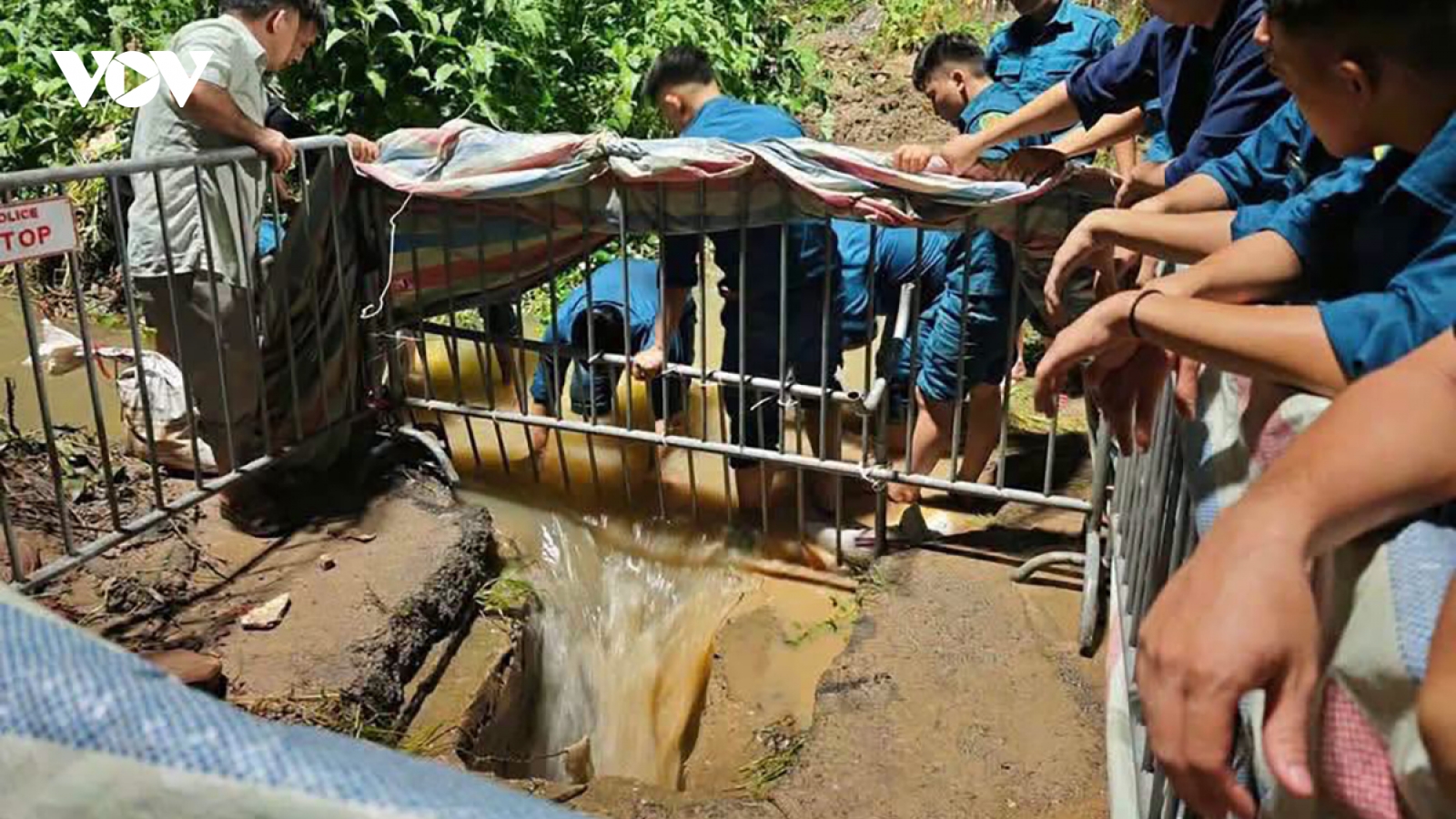 Vụ nam sinh rơi xuống cống tử vong: Không có nhân viên ứng trực chỗ bung nắp cống