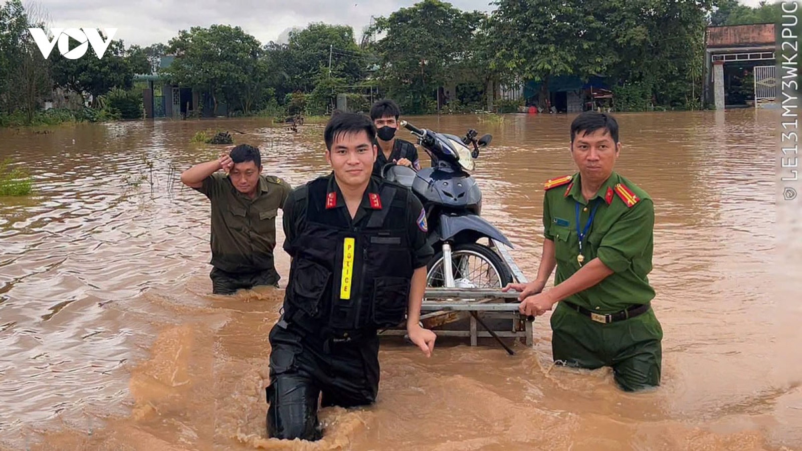 Mưa lớn kết hợp triều cường dâng cao khiến nhiều khu vực ở Đồng Nai ngập sâu