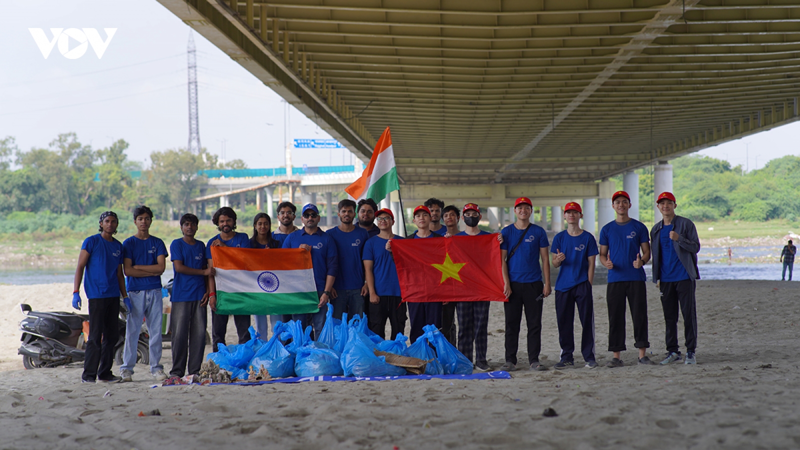 Thanh niên Việt Nam – Ấn Độ chung tay dọn sạch sông Yamuna
