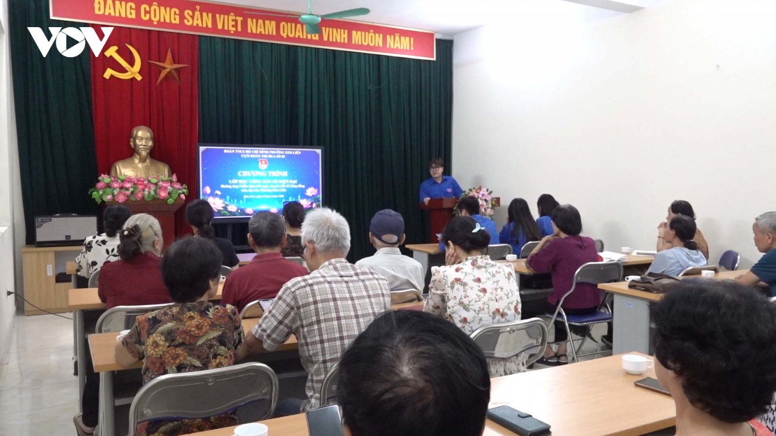 Người cao tuổi hào hứng “đi học” để làm chủ công nghệ số