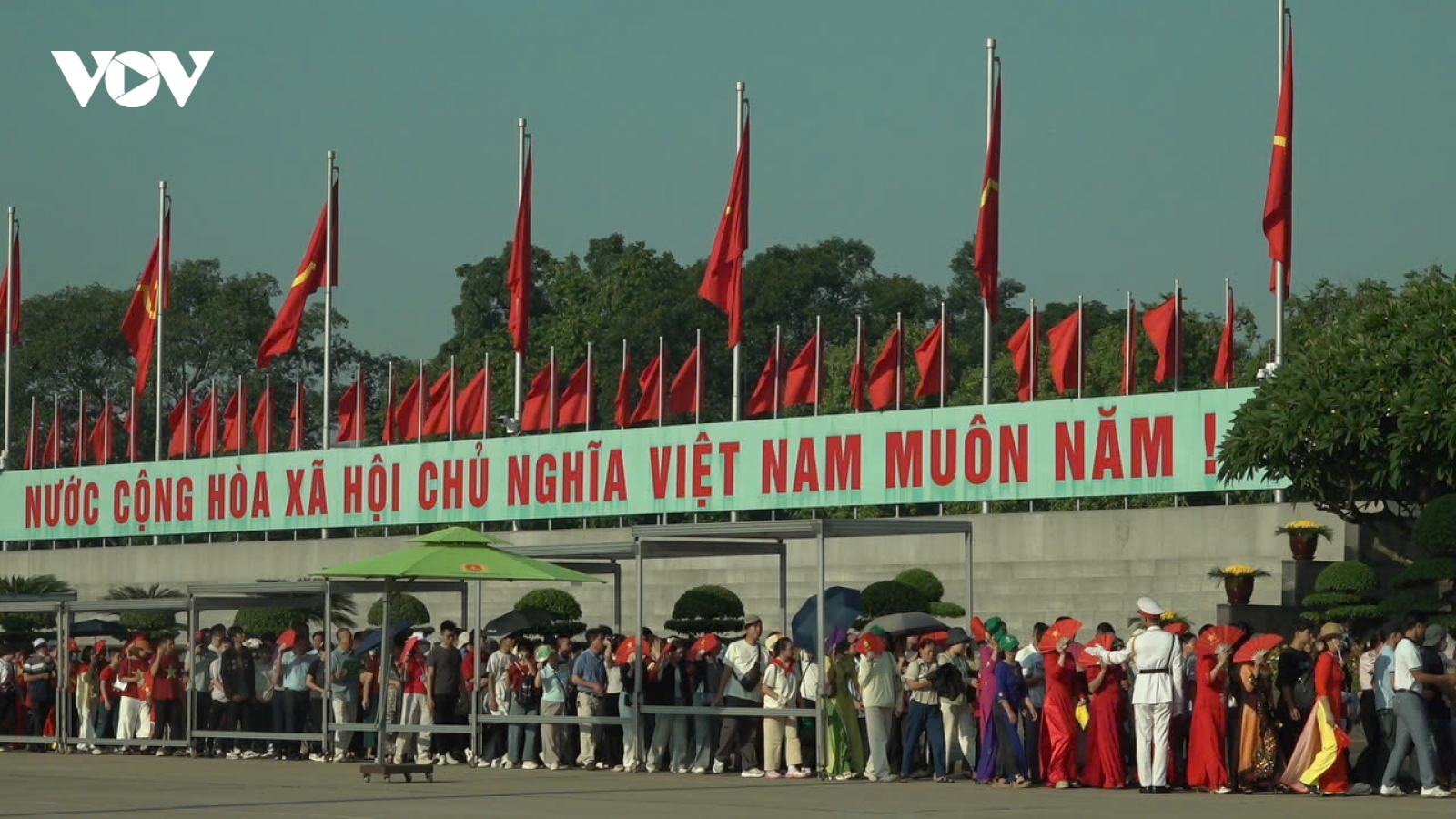 Dòng người vào Lăng viếng Bác với những cảm xúc dâng trào
