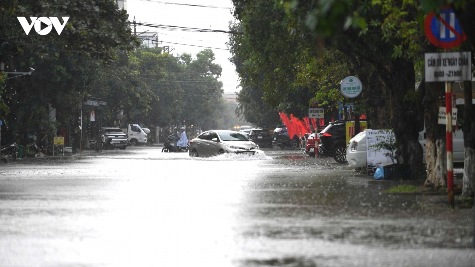 Mưa lớn gây ngập cục bộ các tuyến đường tại trung tâm hành chính tỉnh Quảng Trị