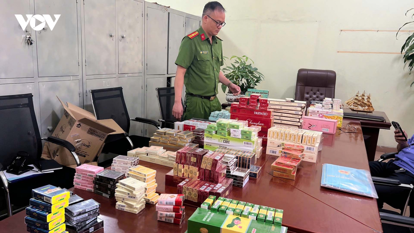 Phát hiện trên 1.500 bao thuốc lá không rõ nguồn gốc tại Hương Tâm Mart