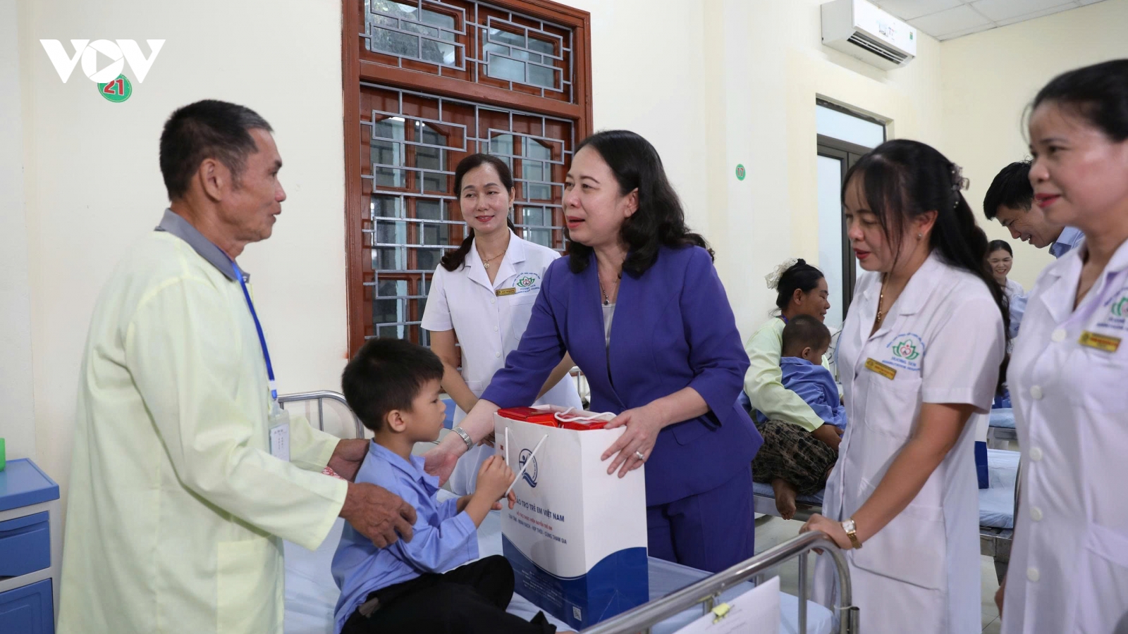 Phó Chủ tịch nước Võ Thị Ánh Xuân tặng quà Trung thu cho bệnh nhi