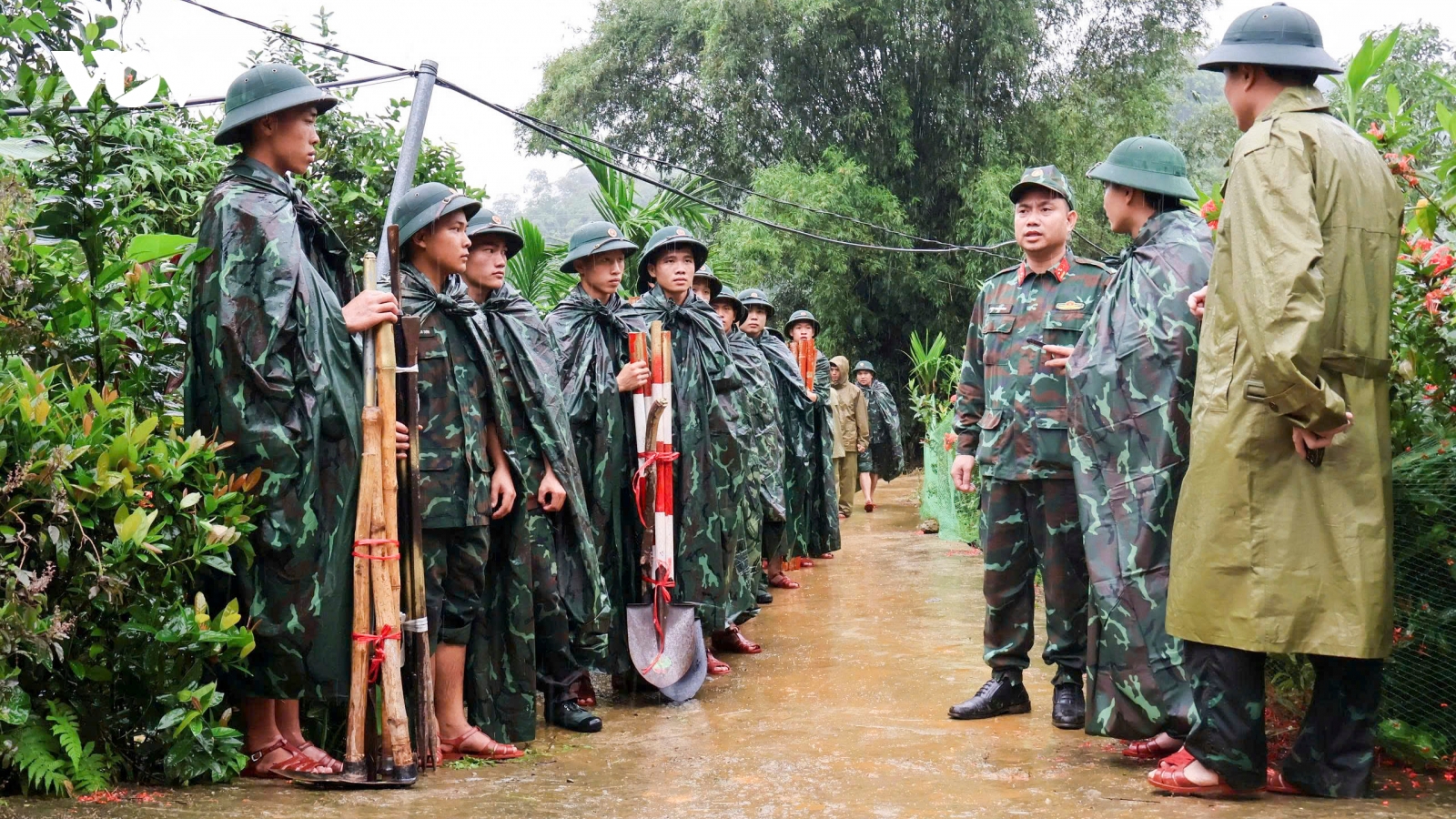 Lãnh đạo tỉnh Phú Thọ đến hiện trường chỉ đạo khắc phục sạt lở làm 3 người tử vong