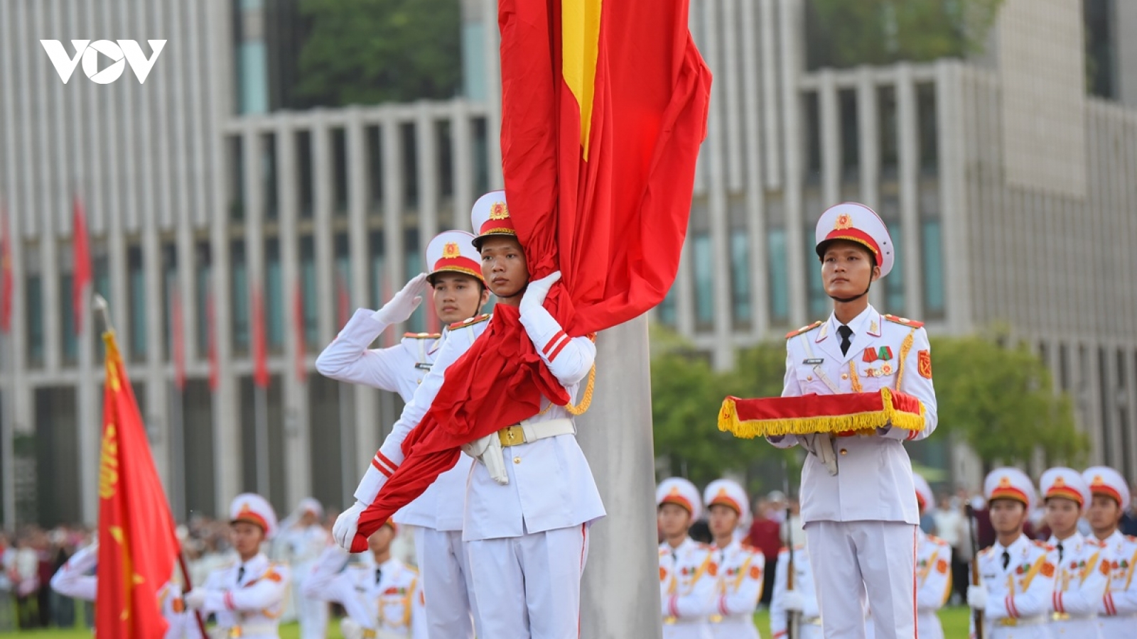 Hàng nghìn người dân theo dõi lễ thượng cờ trên Quảng trường Ba Đình sáng 1/9