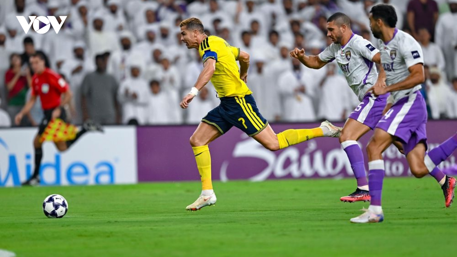 Ronaldo "đấu võ" với đối thủ, Al Nassr thua sốc trận ra quân ở Cúp C1 châu Á