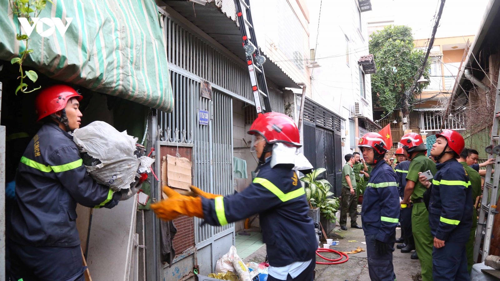Sập gác gỗ căn nhà ở TP.HCM, cảnh sát cứu thoát 3 người gặp nạn