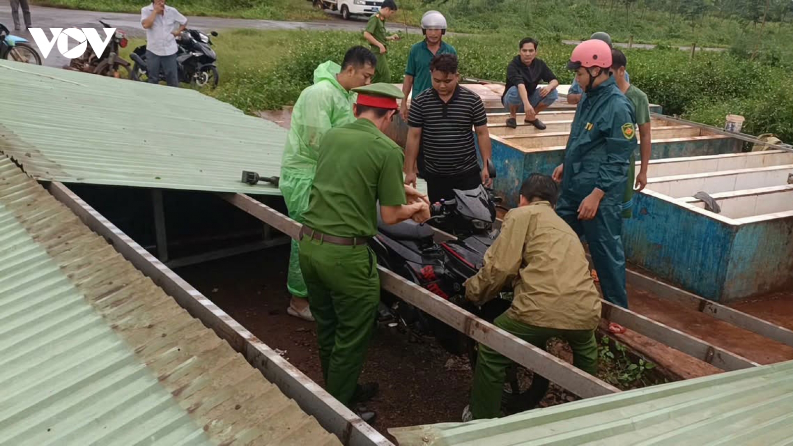 Chòi tôn 200m² đổ sập trong mưa lớn ở Đồng Nai, 7 người kịp tháo chạy thoát thân