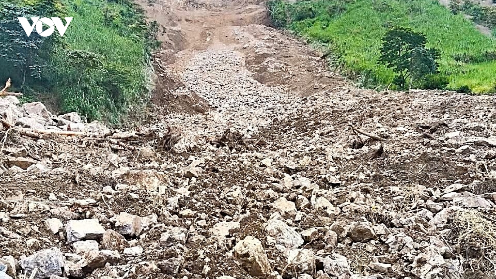 Hàng trăm khối đất đá bất ngờ từ núi cao đổ xuống giữa trời nắng ở Nghệ An