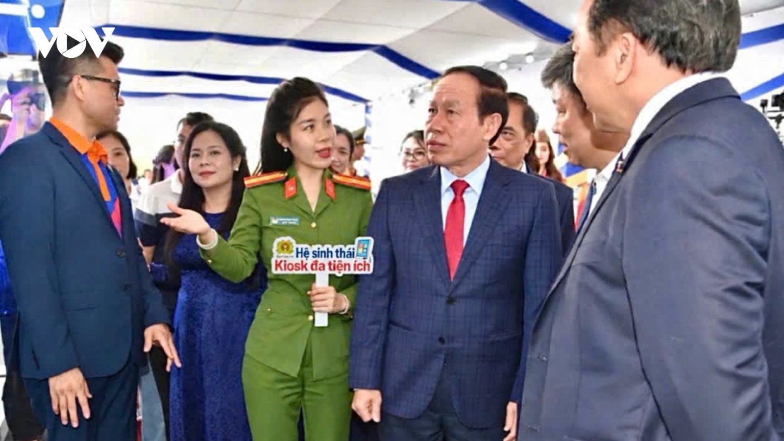 Phó Thủ tướng Lê Tiến Châu trải nghiệm Trạm Công dân số tại Hà Nội