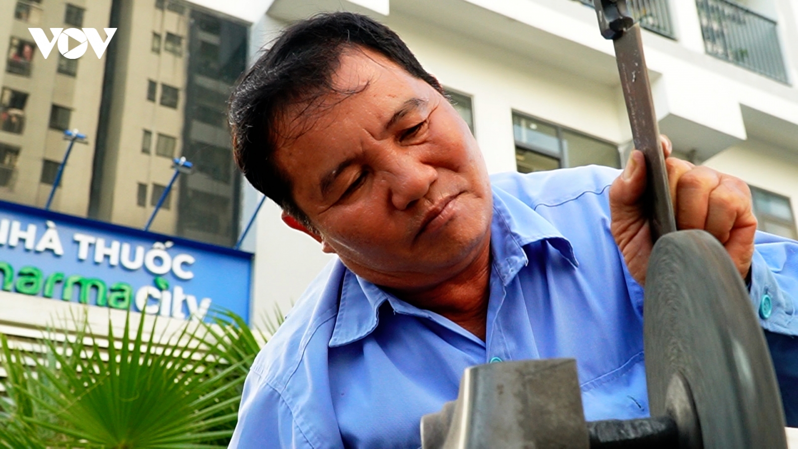 Nghề mài dao dạo trên phố, kiếm tiền triệu mỗi ngày