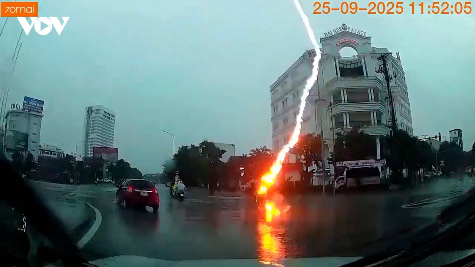 Đang đi trên đường khi mưa giông, người phụ nữ ở Nghệ An bị sét đánh bị thương