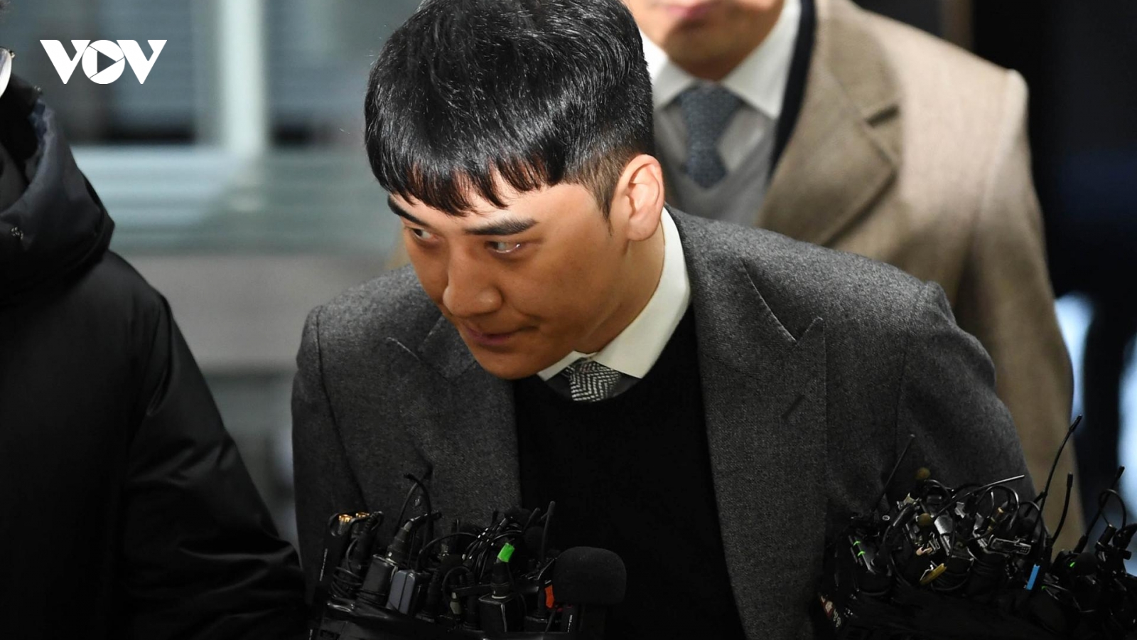 Seungri vướng đơn tố cáo hành hung, T.O.P hủy show giữa lúc BIGBANG kỷ niệm 20 năm