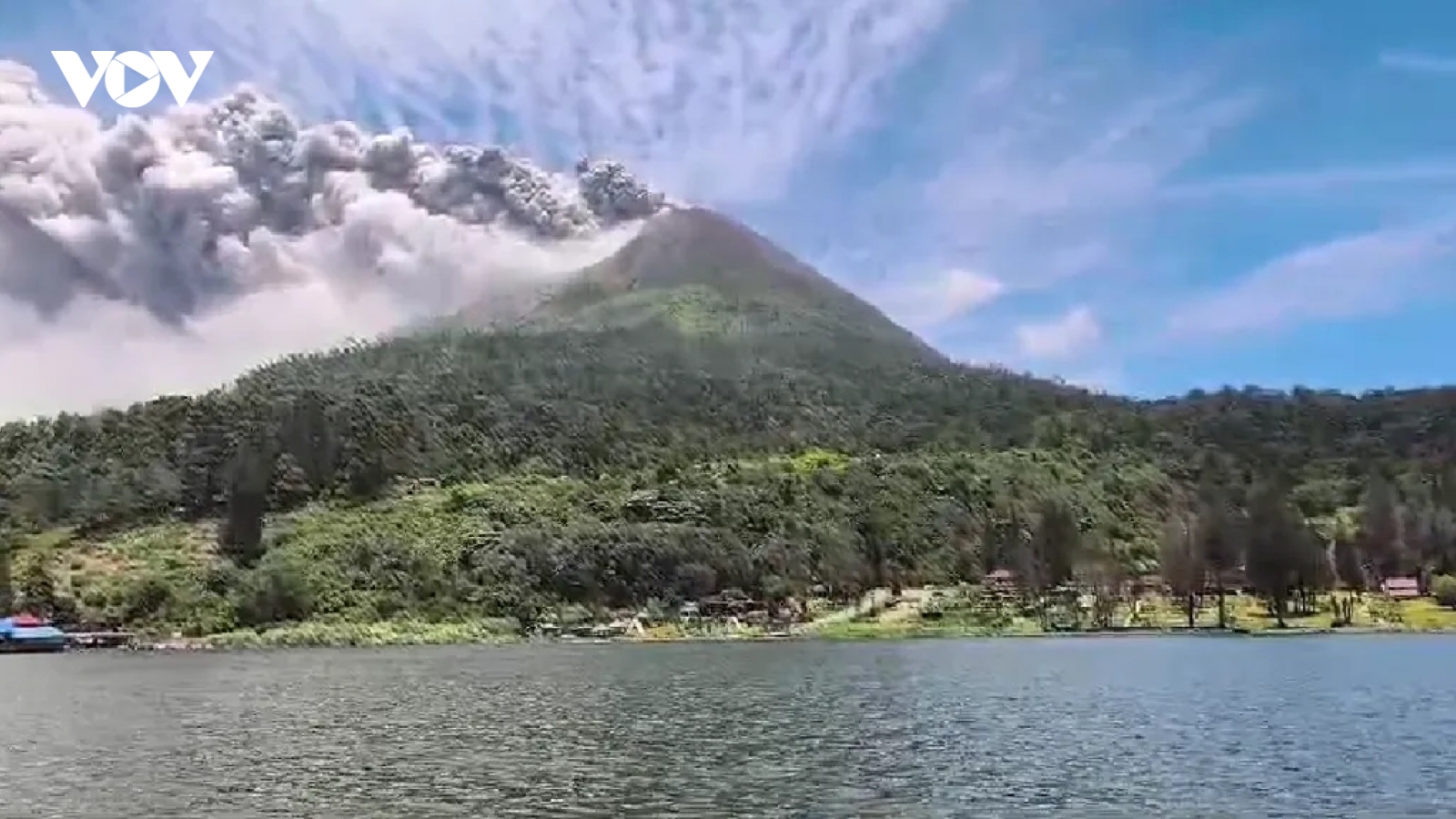 Núi lửa Sinabung (Indonesia) phun trào sau 5 năm, chính quyền nâng mức cảnh báo