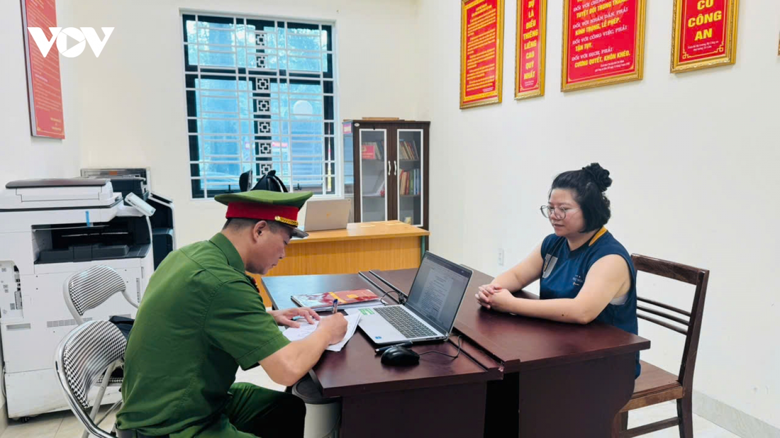 Khởi tố người phụ nữ lừa đảo làm “bìa đỏ”, chiếm đoạt hơn 300 triệu đồng