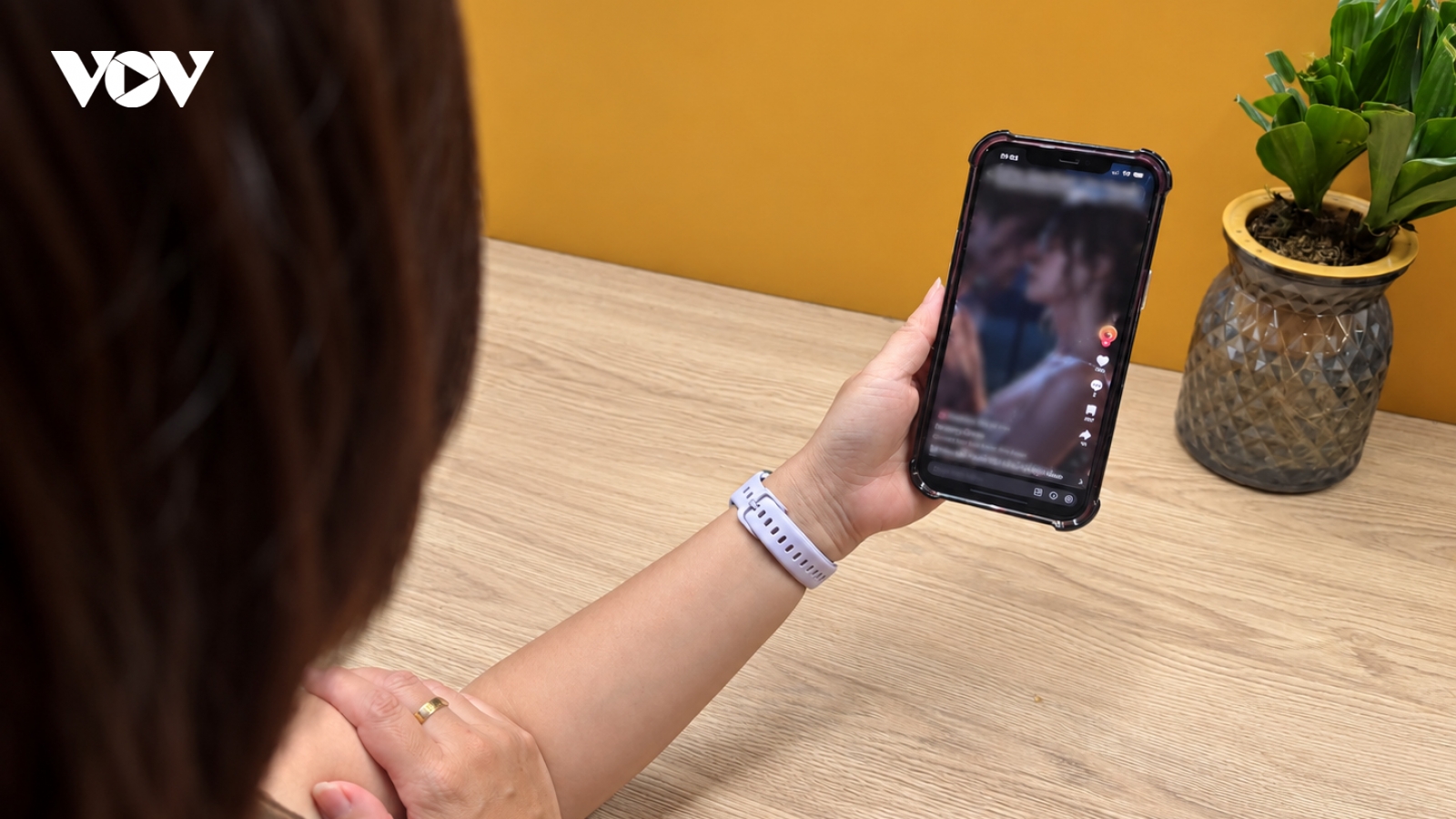 Vì sao biết phim ngắn AI “nhảm” nhưng người trẻ vẫn khó dừng xem?