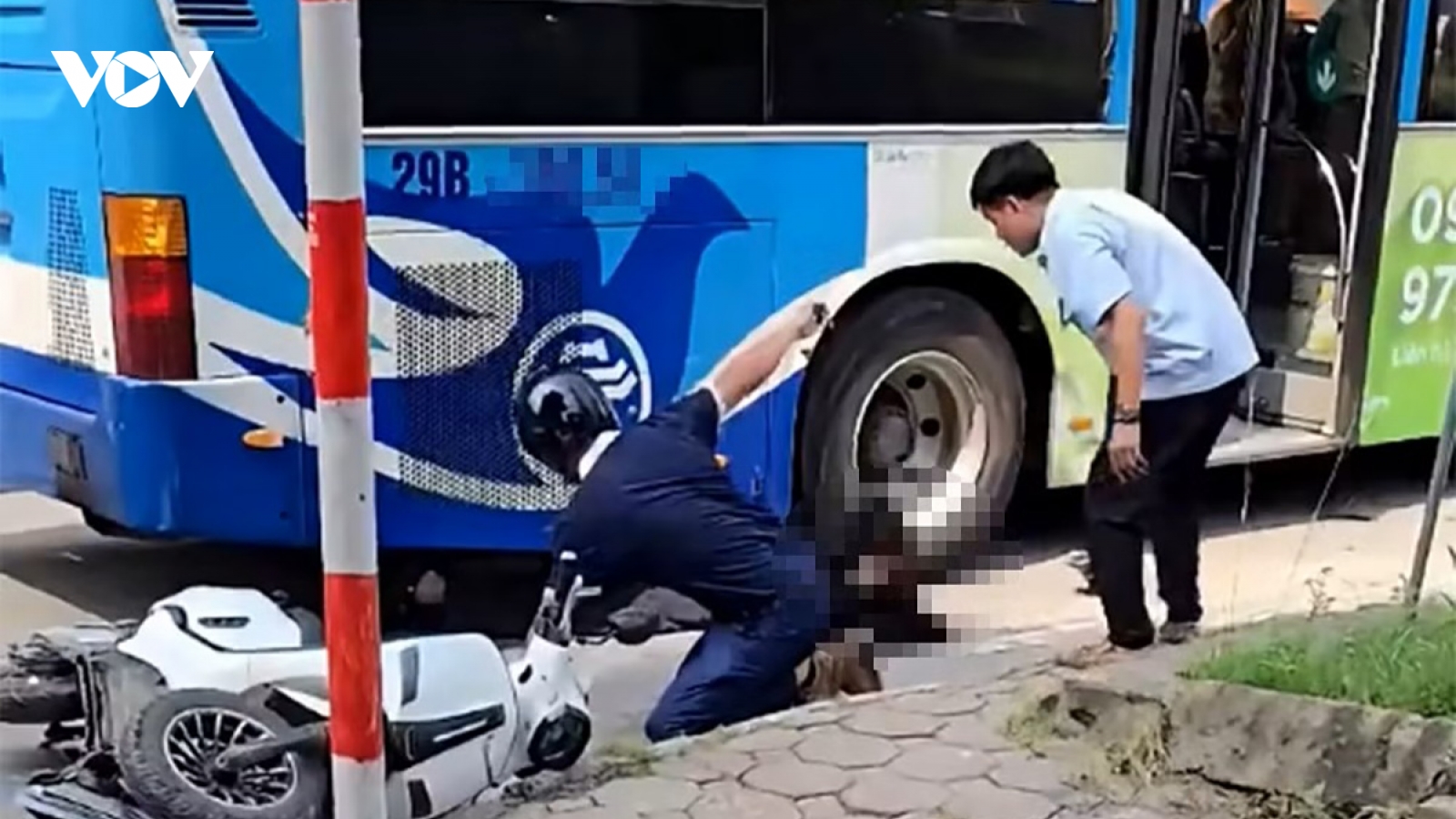 Va chạm với xe buýt ở Hà Nội, cô gái trẻ bị thương nặng
