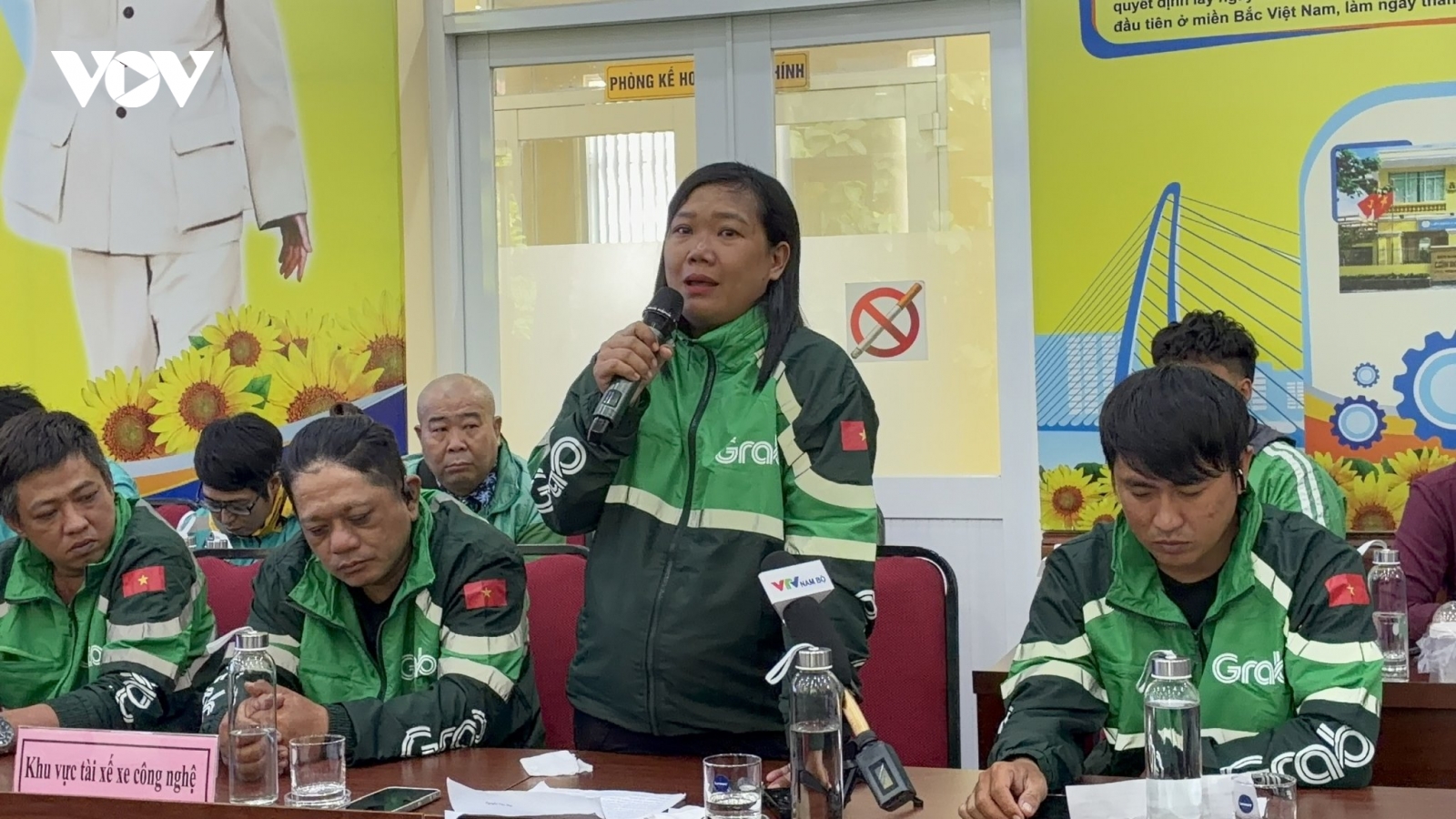 Tài xế công nghệ: Phía sau 15 triệu đồng, 15 giờ chạy xe mỗi ngày