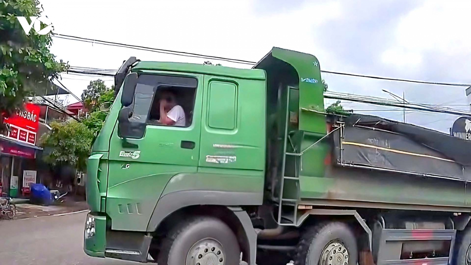 CSGT Thái Nguyên xử lý tài xế dùng điện thoại khi lái xe