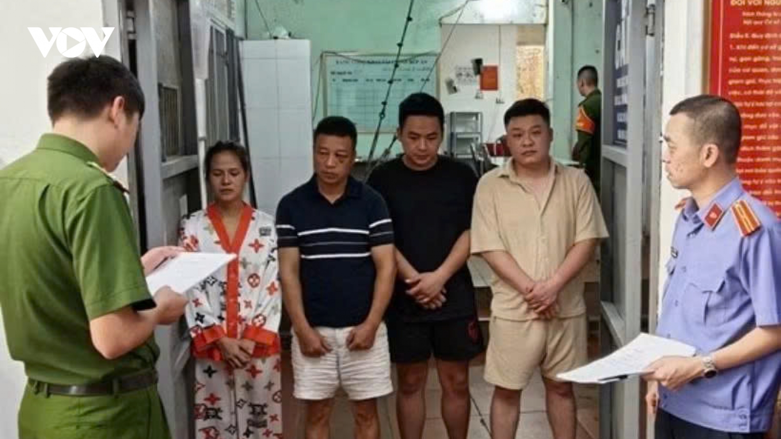 Tạm giữ 4 người tham gia hành hung tài xế taxi ở Quảng Ninh