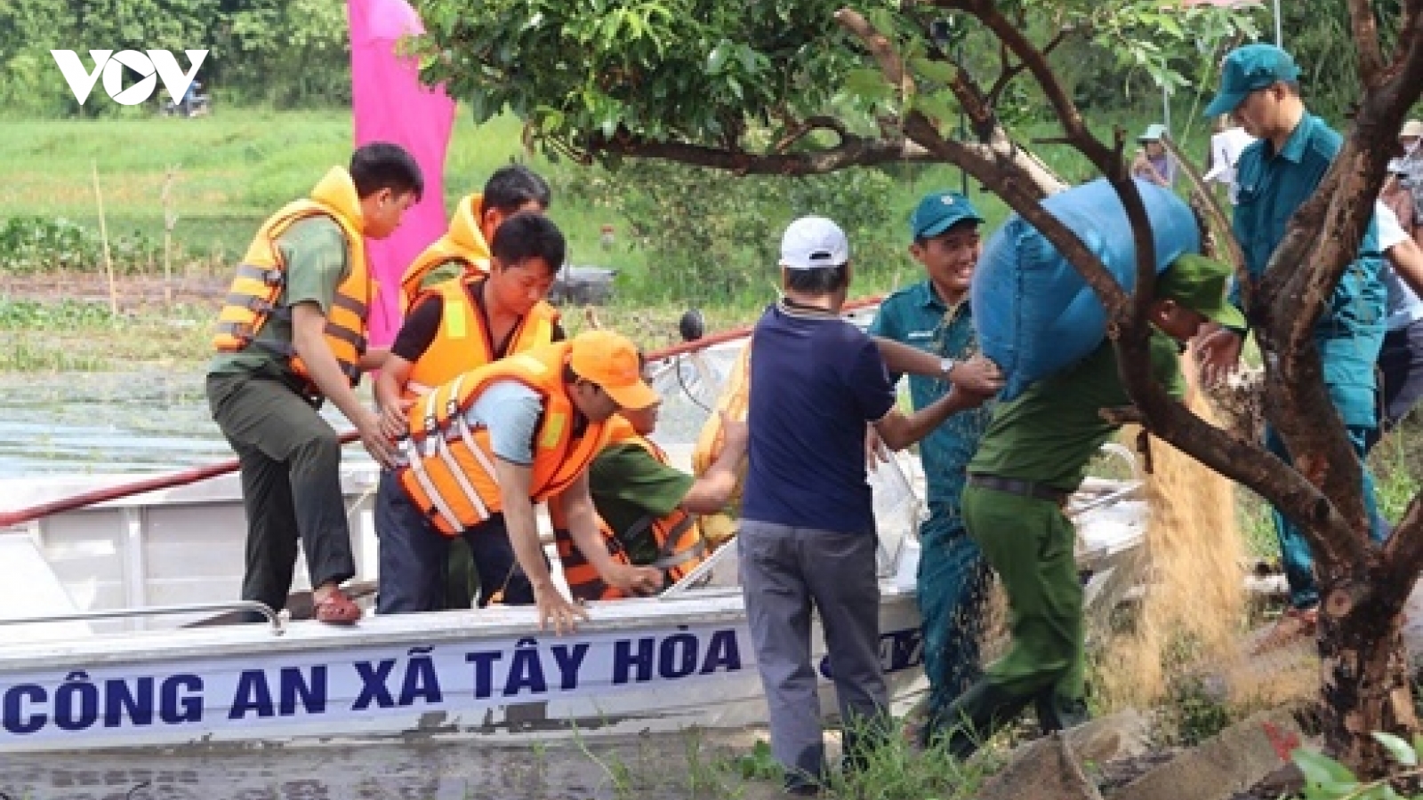 Công an xã ở Đắk Lắk rèn kỹ năng cứu hộ mùa mưa