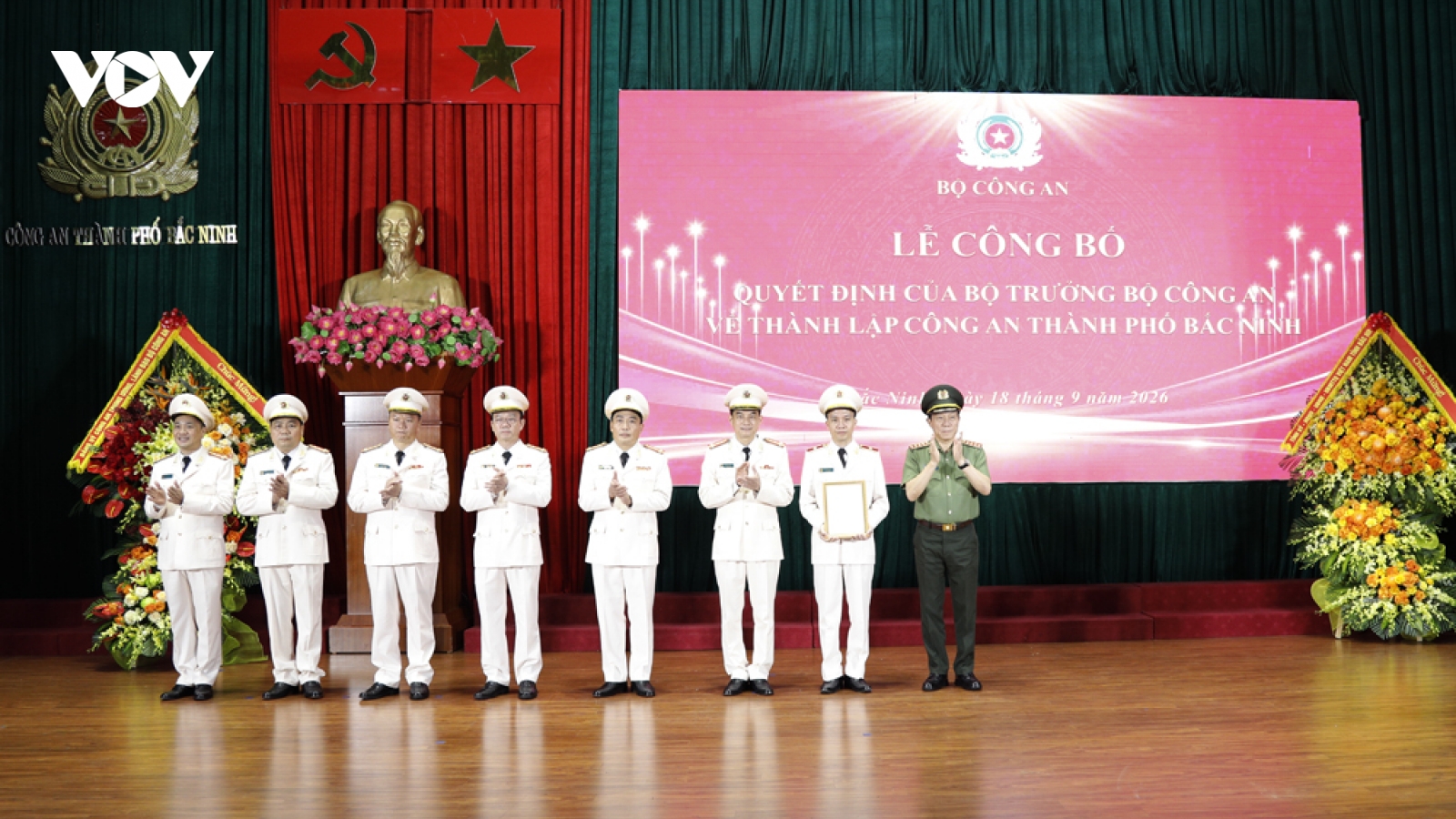 Công bố quyết định thành lập Công an thành phố Bắc Ninh và 12 công an phường