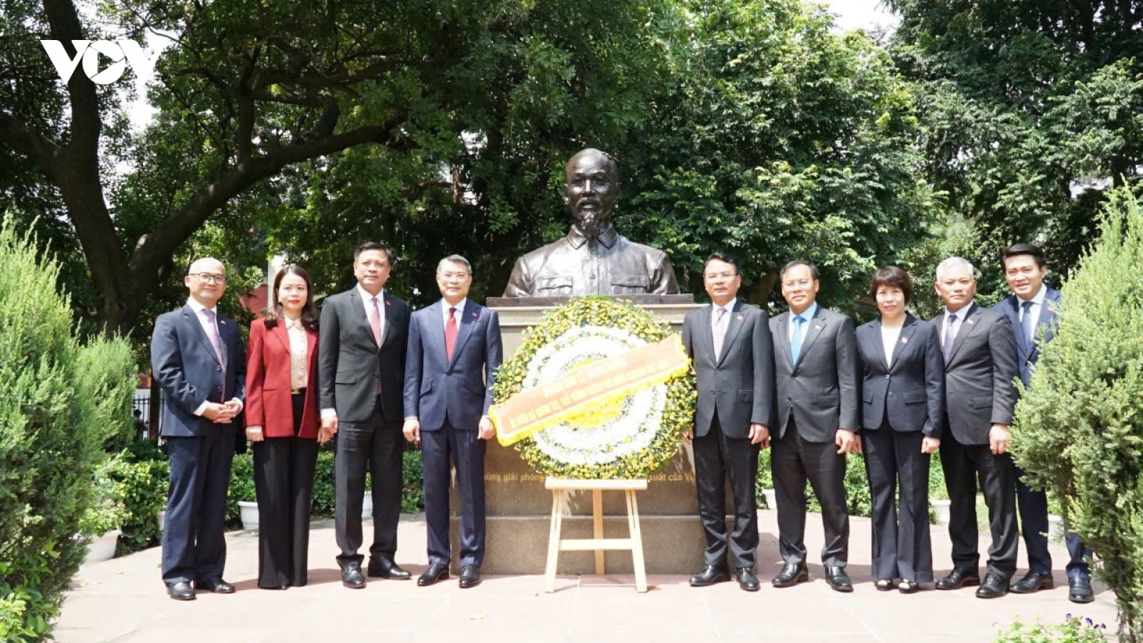 Thủ tướng Lê Minh Hưng dâng hoa tại Tượng Chủ tịch Hồ Chí Minh ở Thủ đô New Delhi