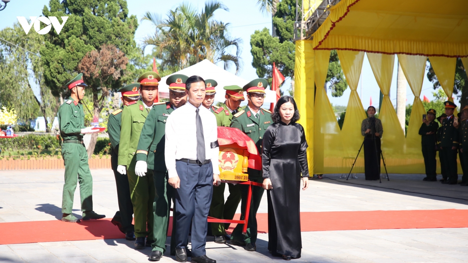 Truy điệu, an táng 30 hài cốt liệt sĩ vừa tìm thấy tại khu vực Thành Cổ Quảng Trị