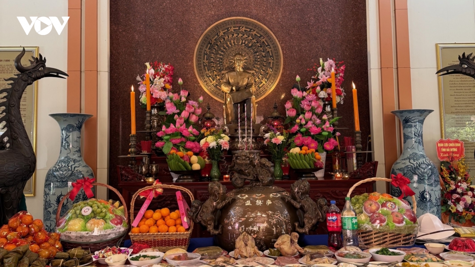 Kiều bào Thái Lan dâng hương tưởng nhớ Chủ tịch Hồ Chí Minh