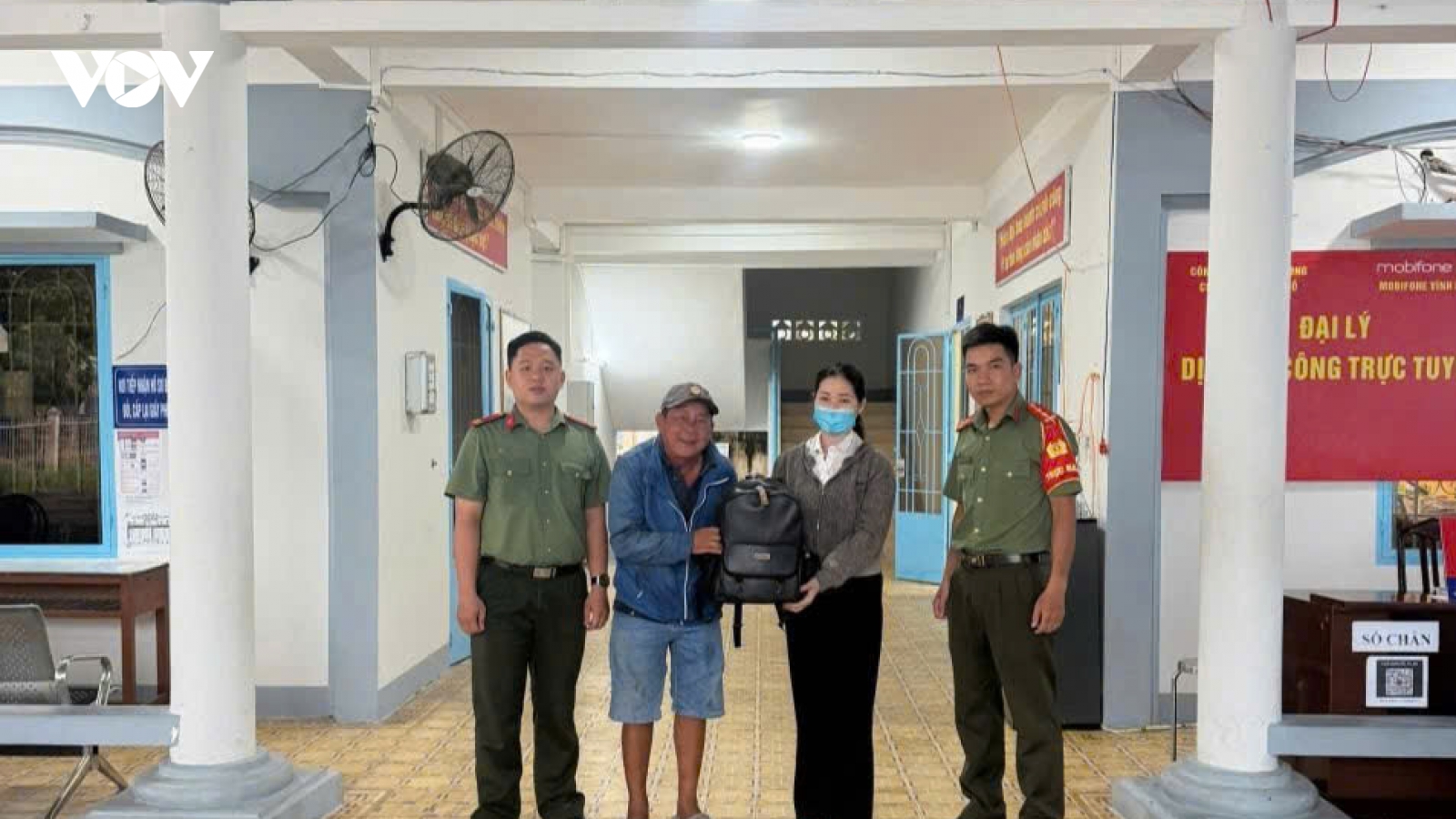 Hai người dân trả 38 triệu đồng, 7 nhẫn vàng và nhiều tài sản cho người đánh rơi