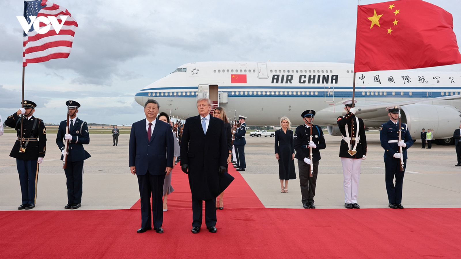 Ông Donald Trump đón ông Tập Cận Bình bằng nghi thức ngoại giao hiếm thấy
