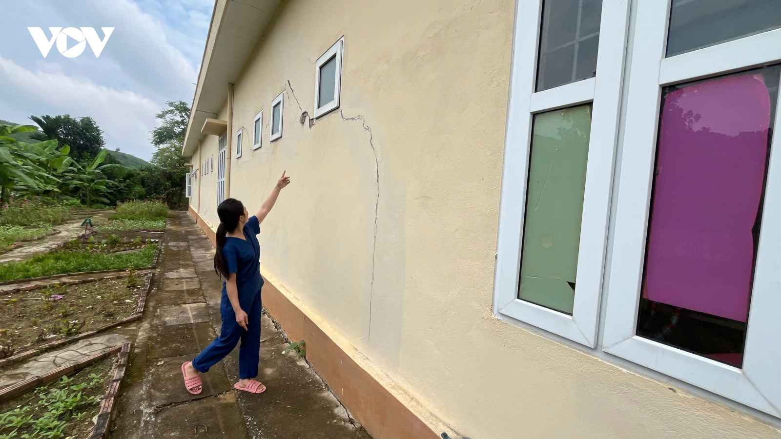 Thầy cô, phụ huynh mong sửa điểm trường mầm non sụt lún, nứt toác