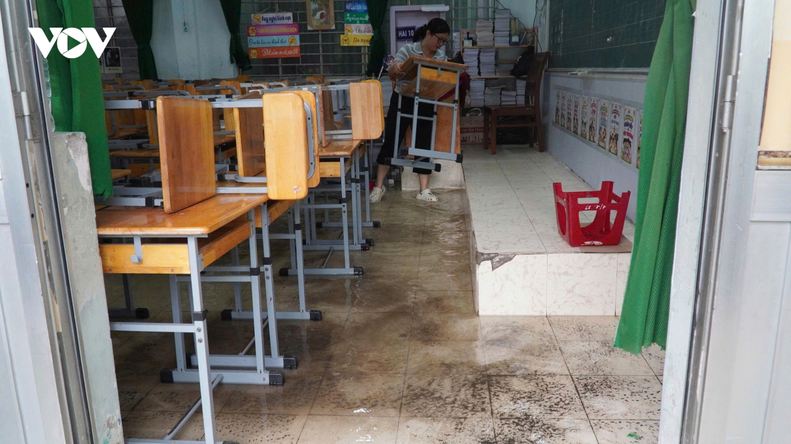 Sau mưa lớn liên tục, khẩn trương dọn vệ sinh trường học ở TP.HCM