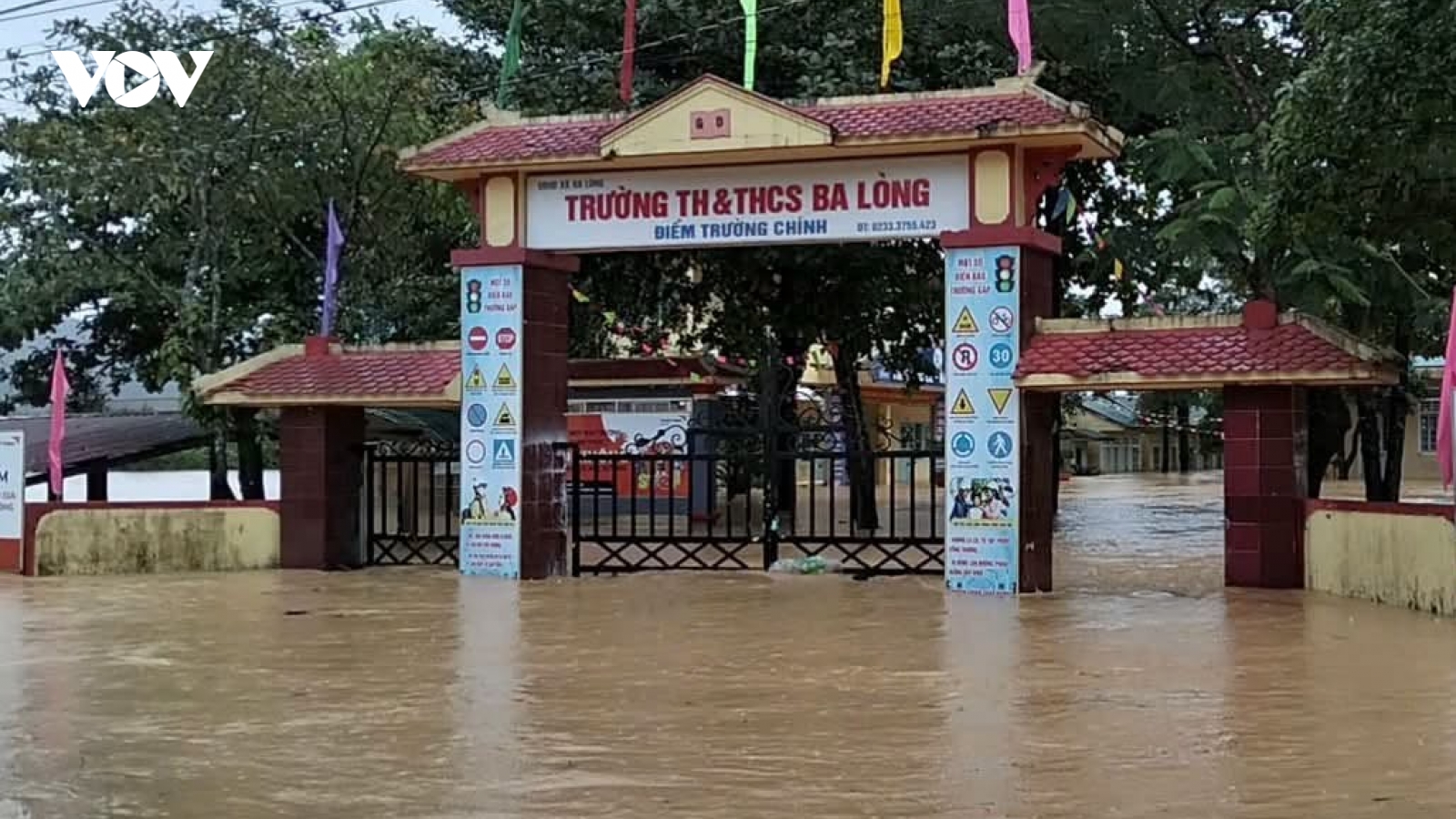 Học sinh vùng ngập lụt Quảng Trị trở lại trường sau mưa lũ
