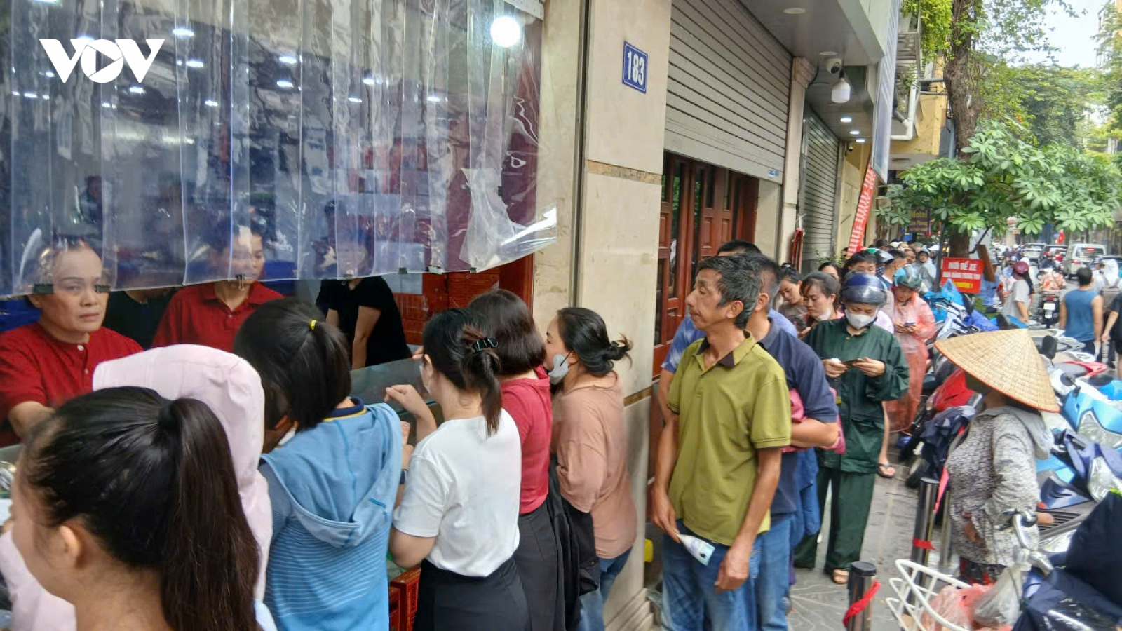 Thị trường bánh Trung thu: Phố truyền thống đông đúc, quầy vỉa hè vắng vẻ