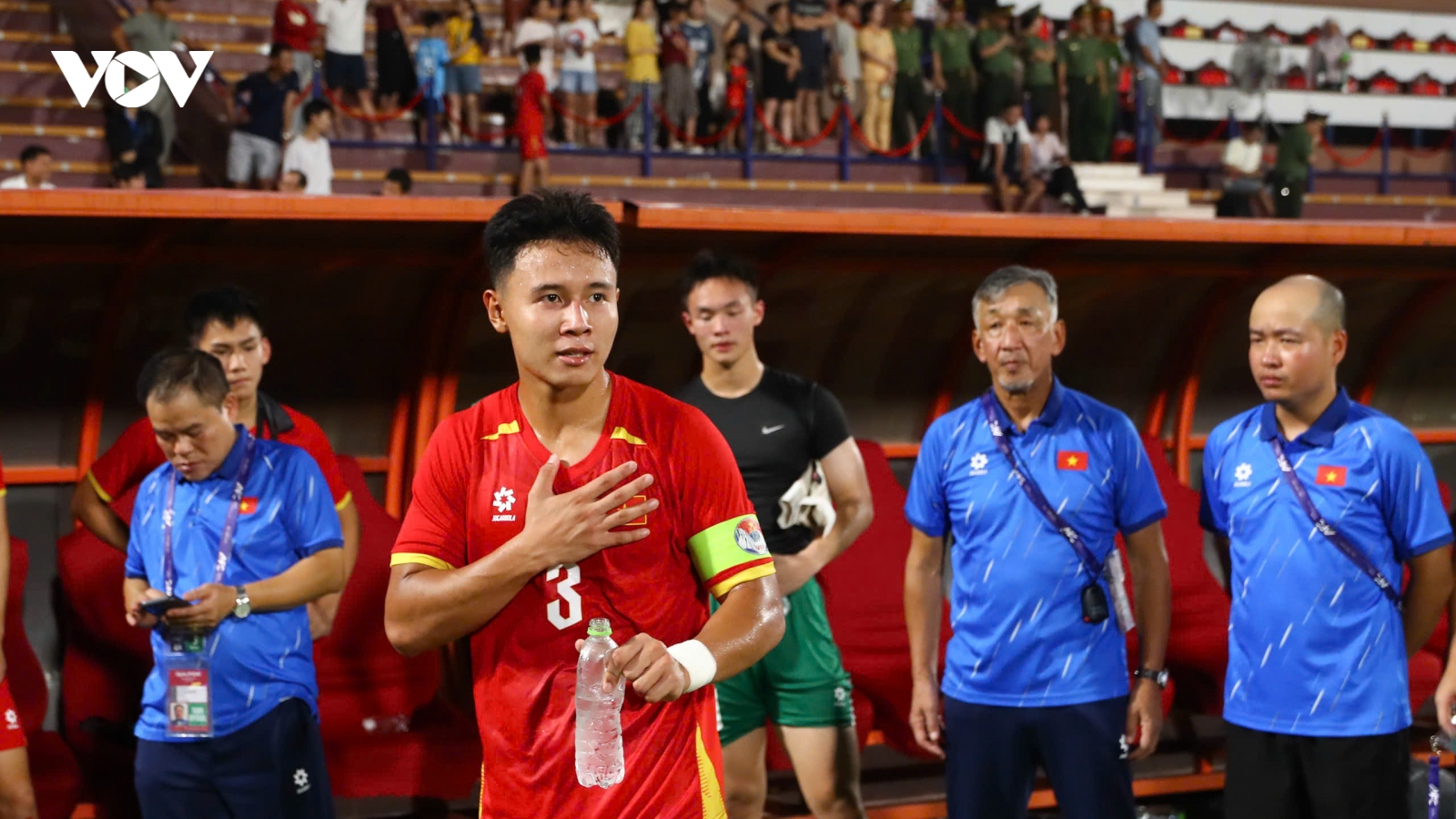 Đội trưởng U20 Việt Nam xin lỗi người hâm mộ và lứa đàn em