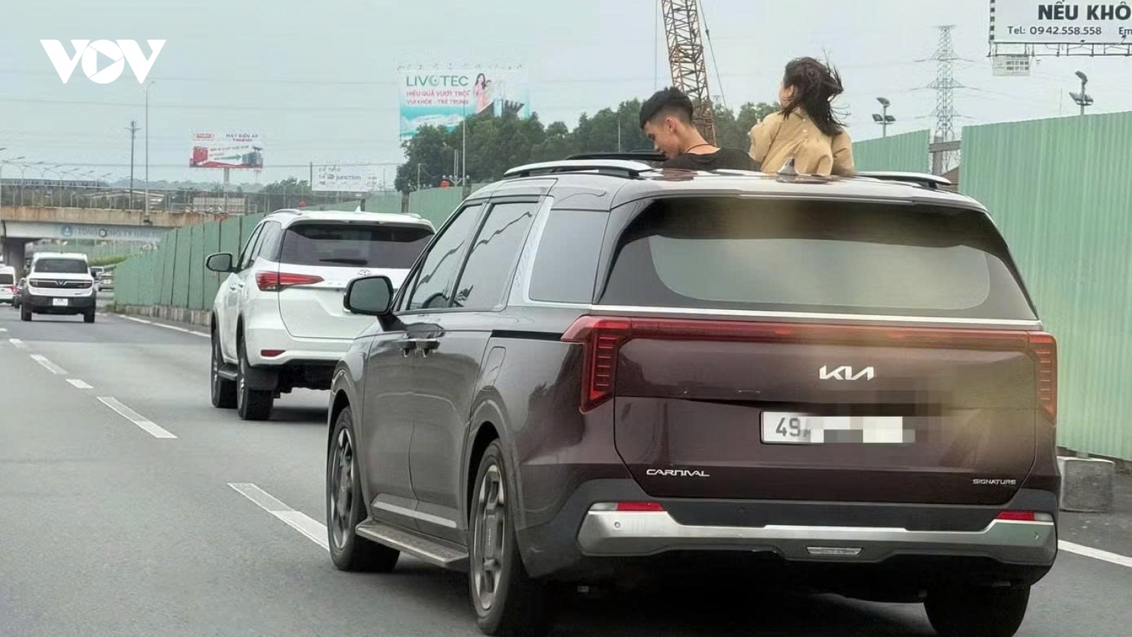 Xử phạt nữ tài xế cho trẻ “hóng gió” khi đang lưu thông trên cao tốc