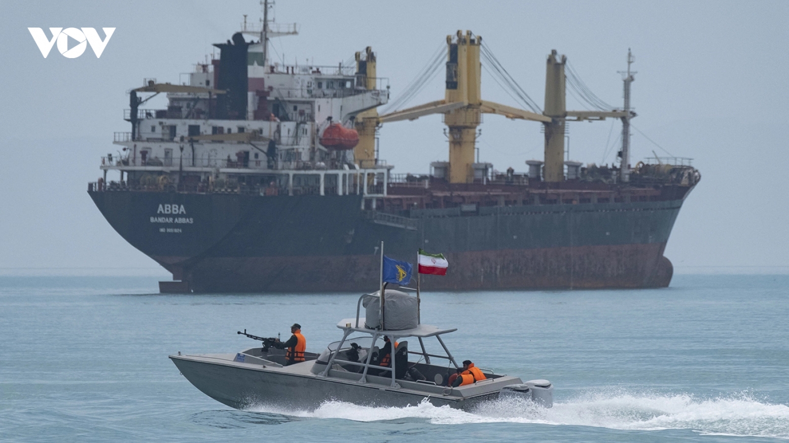 Mỹ phá hủy hai xuồng Iran trong vụ tranh chấp thiết bị không người lái