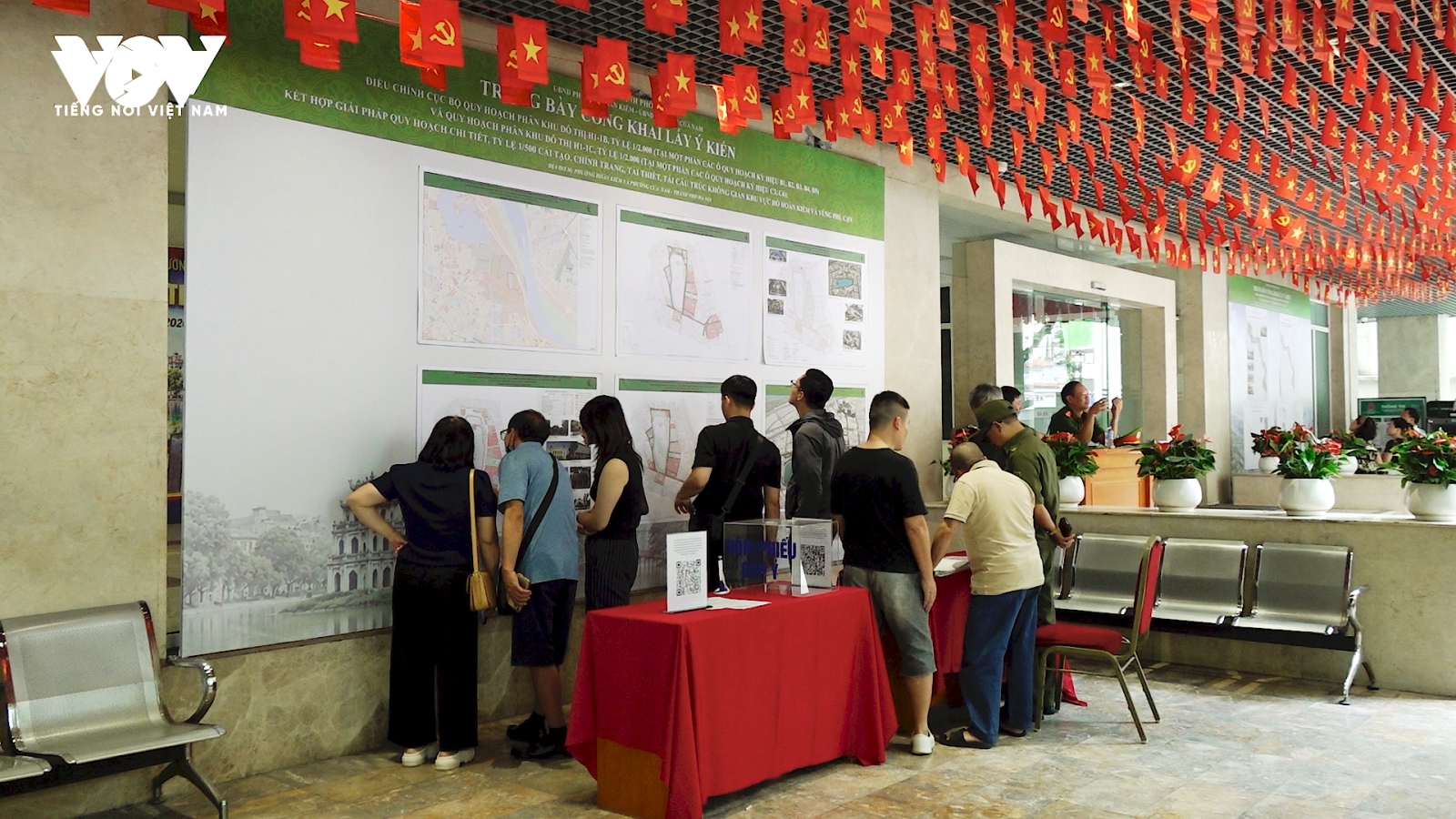 Người dân Hà Nội băn khoăn về đề xuất hạ giải Bưu điện Hà Nội và xây Khải Hoàn Môn