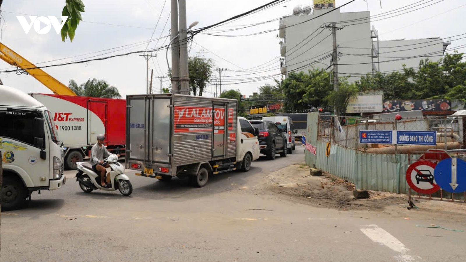 Công trình thi công kéo dài, người dân Hóc Môn khổ vì bụi và ngập