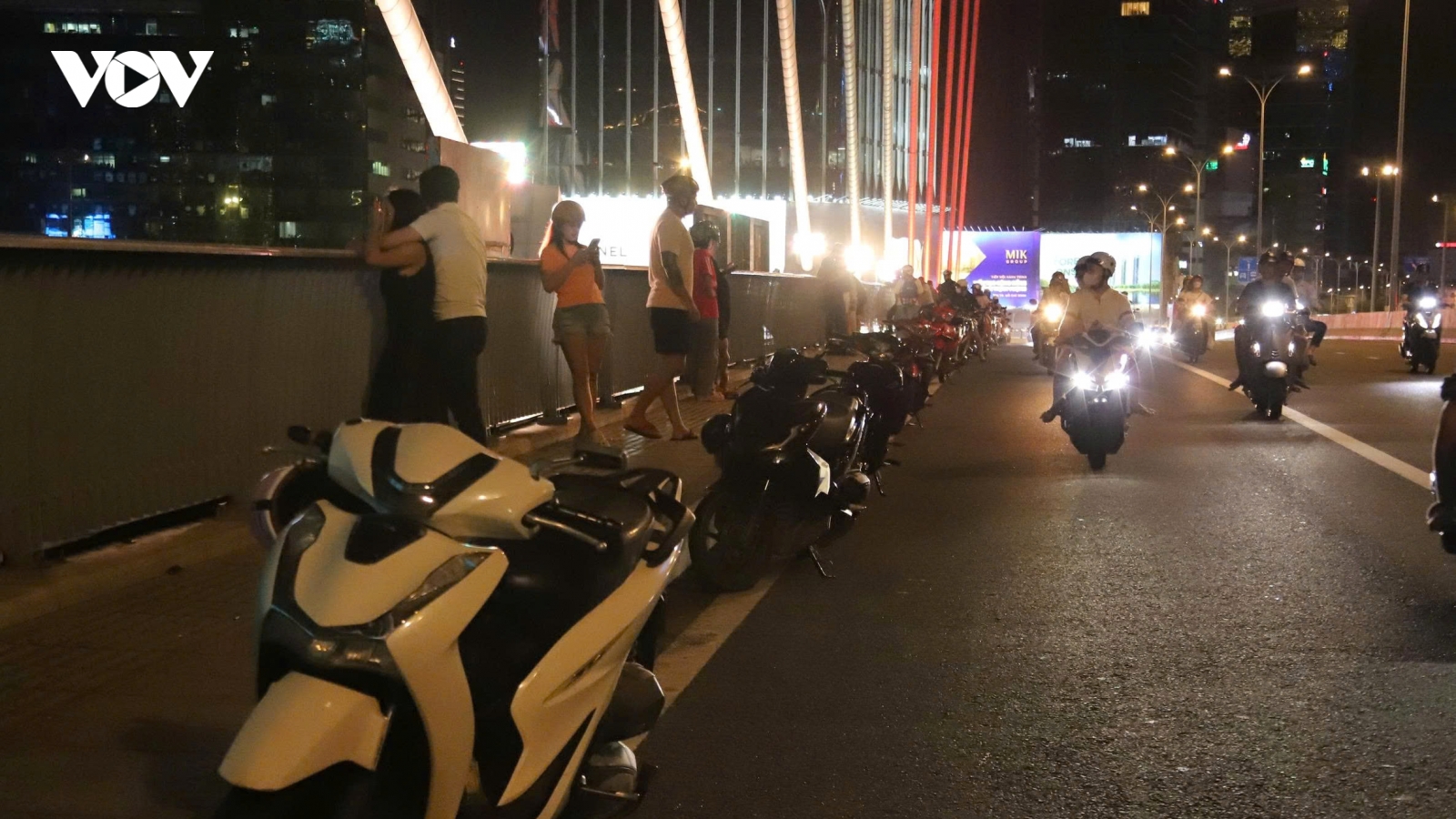 TP.HCM: Tái diễn đỗ xe trên cầu Ba Son lấn hết làn xe máy, tiềm ẩn nguy cơ tai nạn