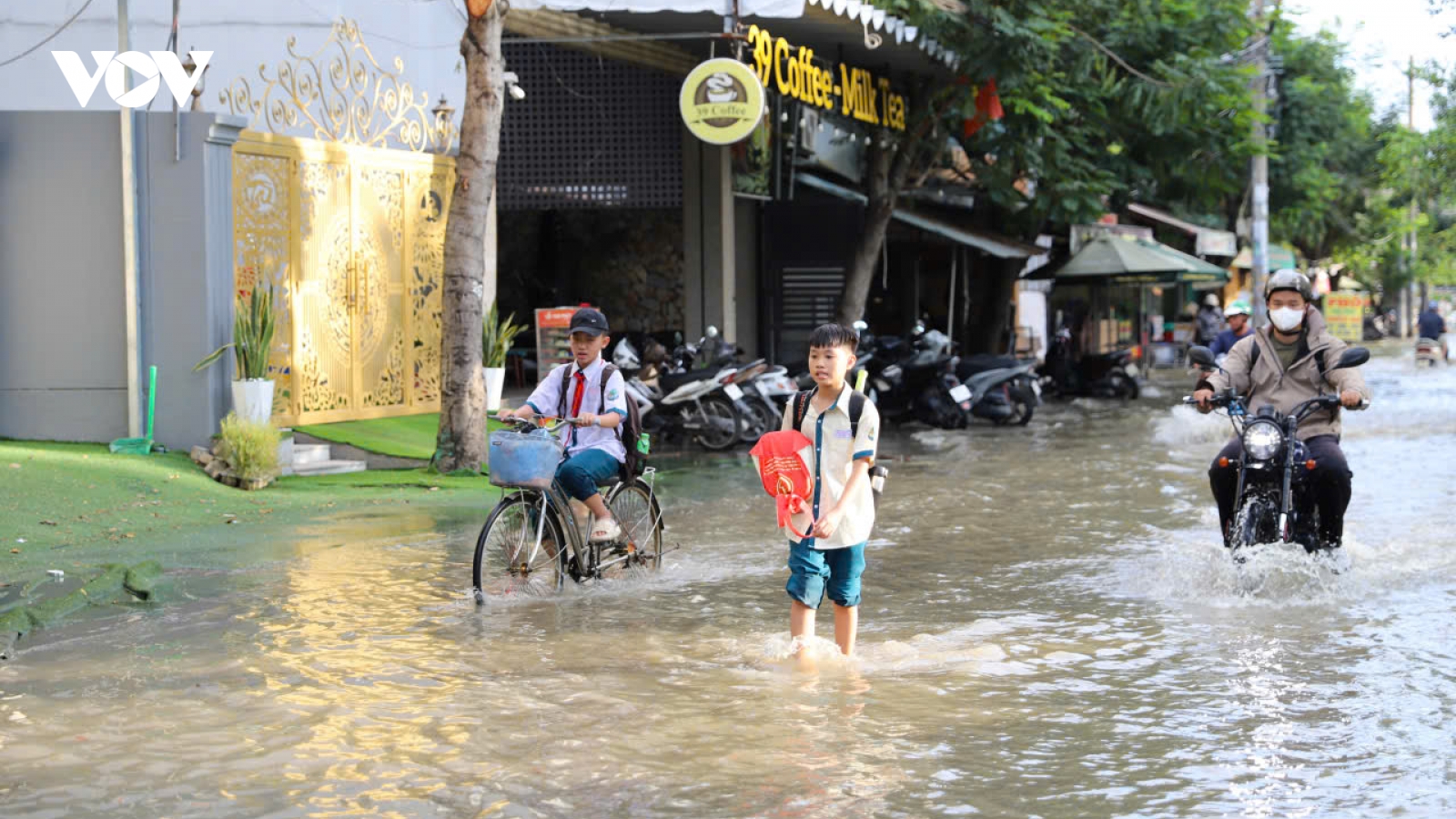 Triều cường đạt đỉnh, người dân TP.HCM chật vật di chuyển trong biển nước